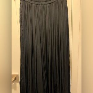 Uniqlo Black flowy ankle length skirt. Pleated. Size small